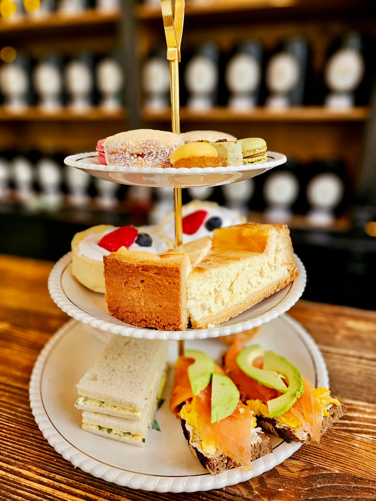 Dreistöckige Tea-Time-Etagere mit feinem Gebäck, Kuchen, Sandwiches und herzhaft belegten Broten